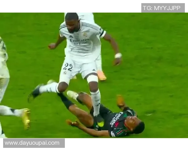 意甲赛场惊现冷门皇马小胜热刺引发争议判罚引爆全场气氛